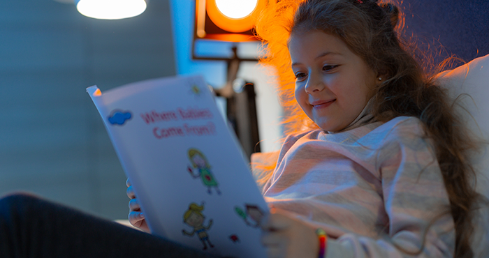 Mädchen und Frau lesen in einem Buch